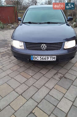 Седан Volkswagen Passat 1998 в Рава-Русской