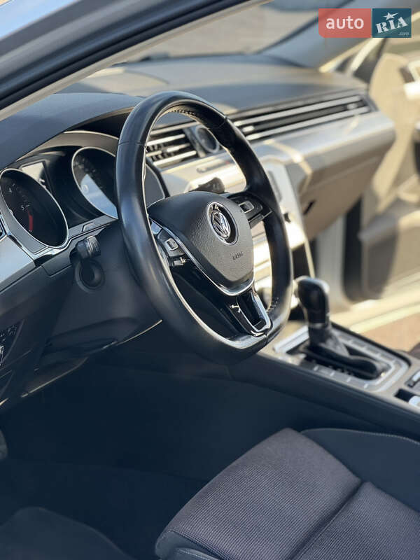 Седан Volkswagen Passat 2015 в Звягелі