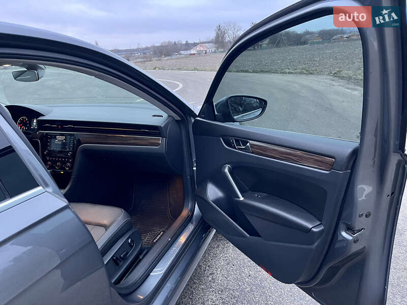 Седан Volkswagen Passat 2020 в Ромнах