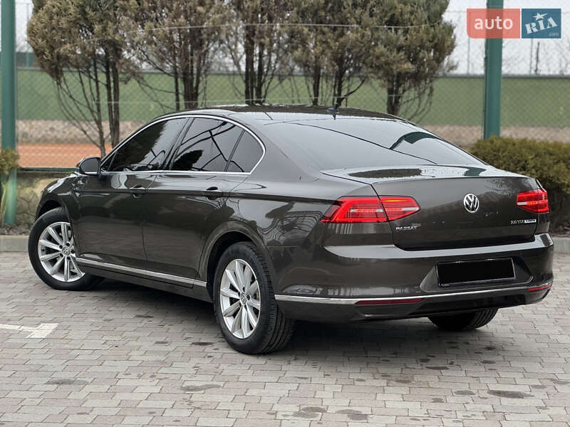 Седан Volkswagen Passat 2015 в Ровно