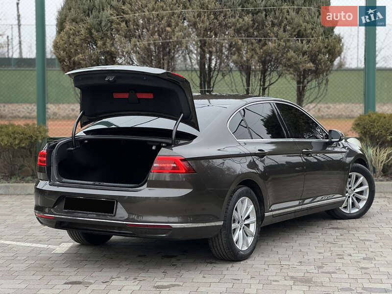 Седан Volkswagen Passat 2015 в Ровно