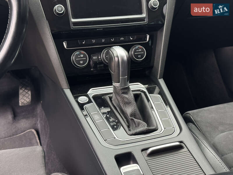 Седан Volkswagen Passat 2015 в Ровно