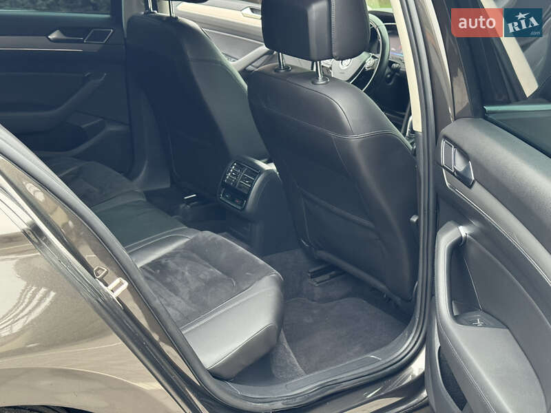 Седан Volkswagen Passat 2015 в Ровно