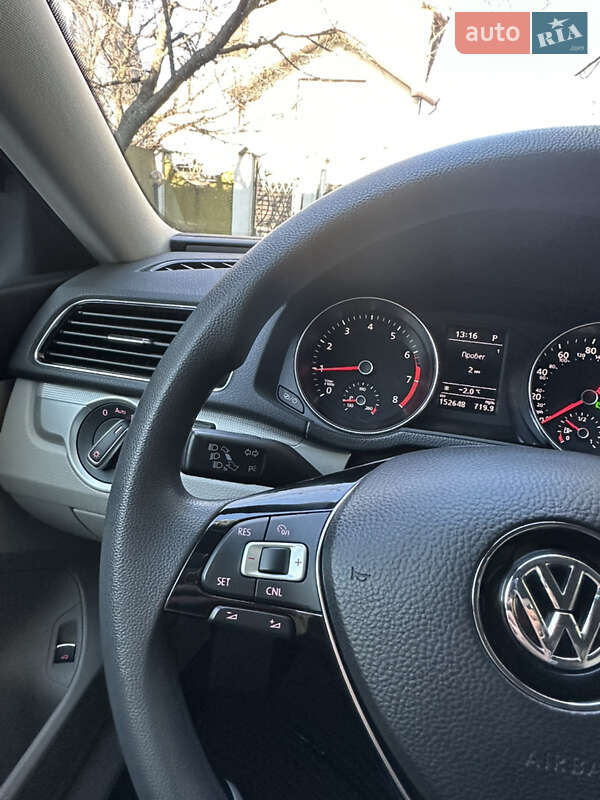 Седан Volkswagen Passat 2015 в Львові