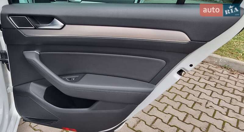 Універсал Volkswagen Passat 2015 в Чернівцях