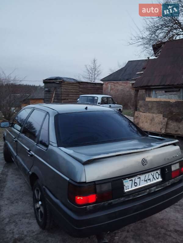 Седан Volkswagen Passat 1991 в Каневі