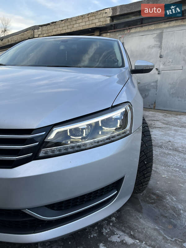 Седан Volkswagen Passat 2011 в Харкові