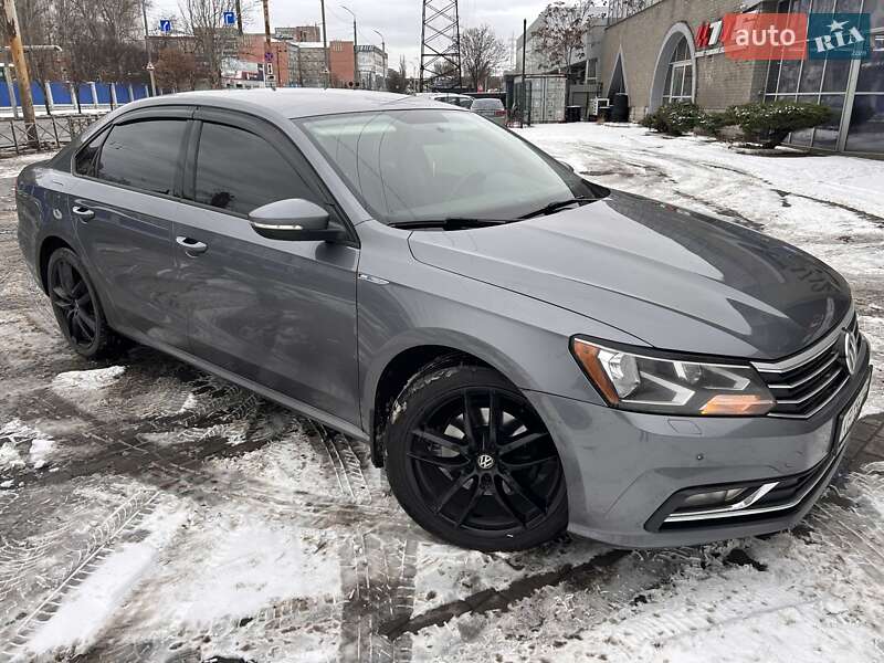 Седан Volkswagen Passat 2017 в Днепре