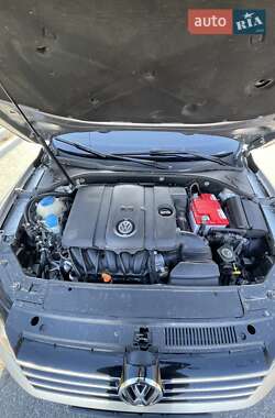 Седан Volkswagen Passat 2013 в Харькове