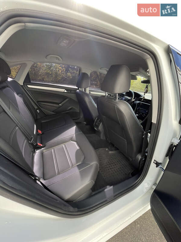 Седан Volkswagen Passat 2019 в Дніпрі