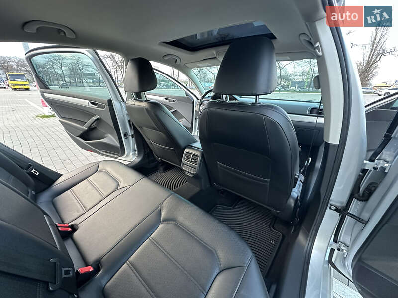 Седан Volkswagen Passat 2018 в Одессе