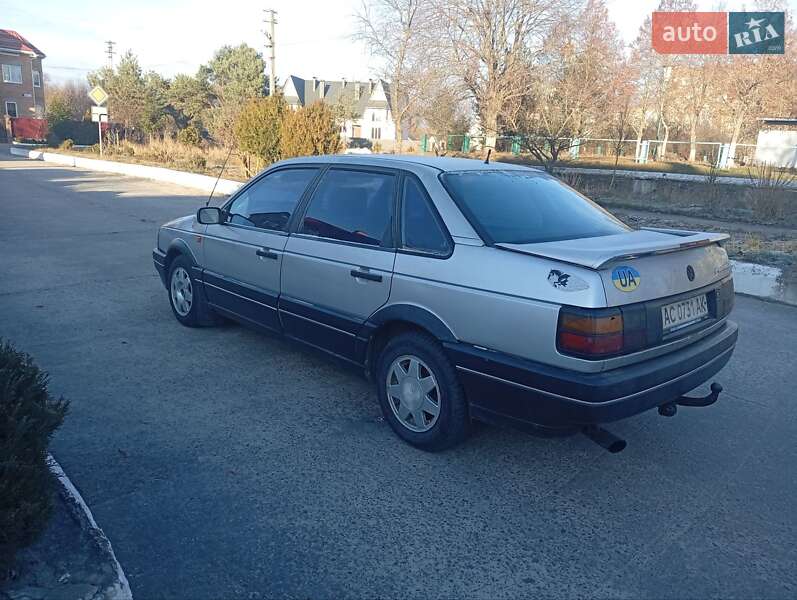 Седан Volkswagen Passat 1991 в Вараше
