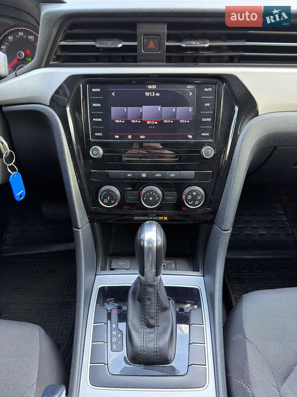 Седан Volkswagen Passat 2020 в Ивано-Франковске