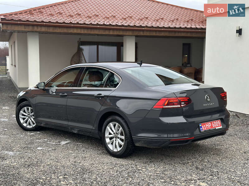 Седан Volkswagen Passat 2020 в Ужгороді