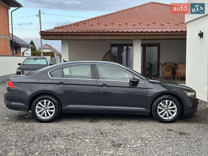 Седан Volkswagen Passat 2020 в Ужгороді