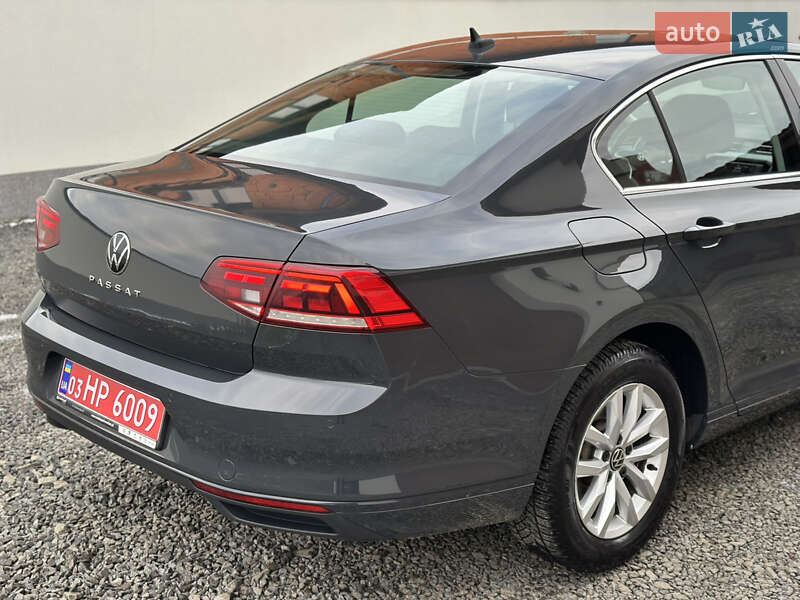 Седан Volkswagen Passat 2020 в Ужгороді