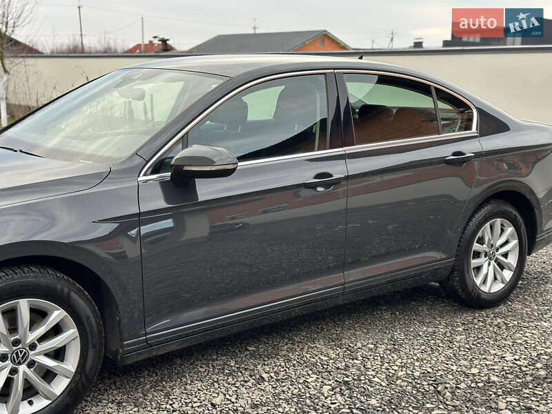Седан Volkswagen Passat 2020 в Ужгороді
