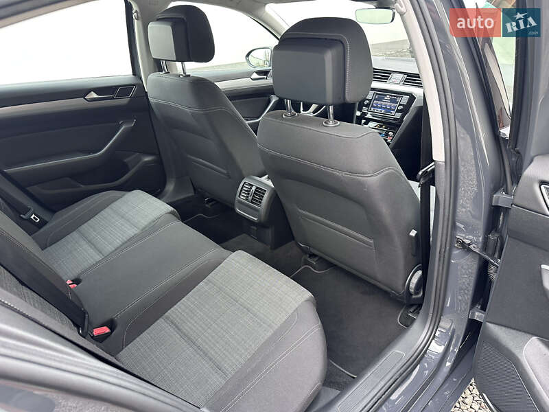 Седан Volkswagen Passat 2020 в Ужгороді