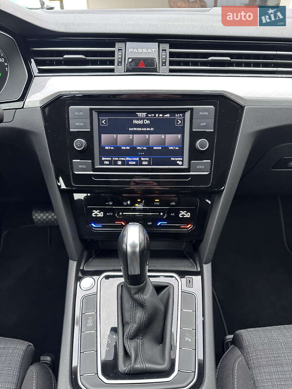 Седан Volkswagen Passat 2020 в Ужгороді