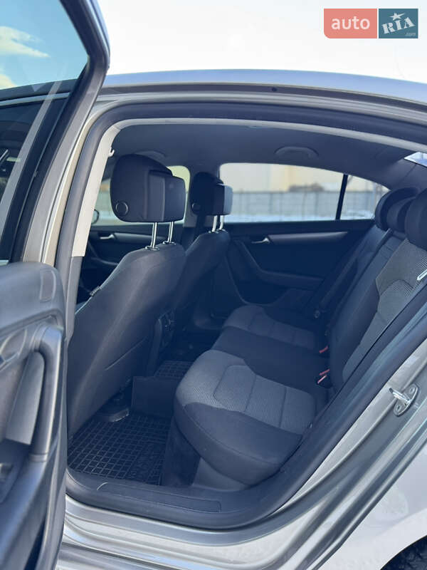 Седан Volkswagen Passat 2012 в Львове