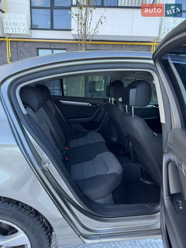 Седан Volkswagen Passat 2012 в Львове