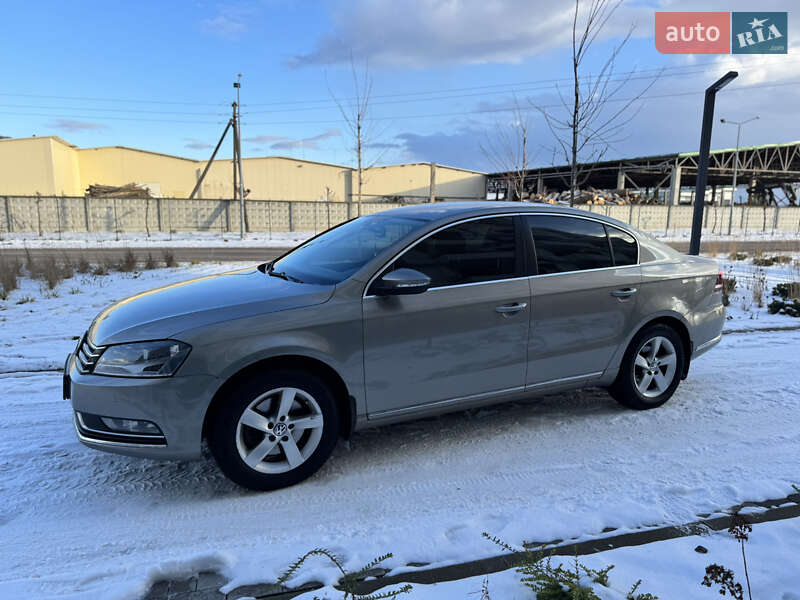 Седан Volkswagen Passat 2012 в Львове