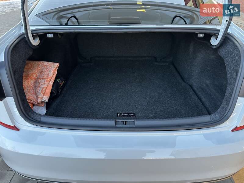 Седан Volkswagen Passat 2020 в Луцке