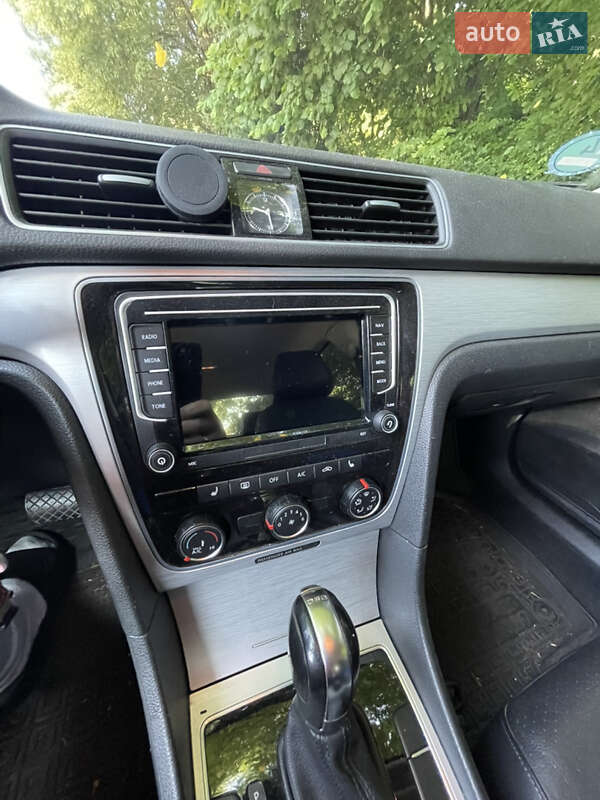 Седан Volkswagen Passat 2013 в Новояворівську