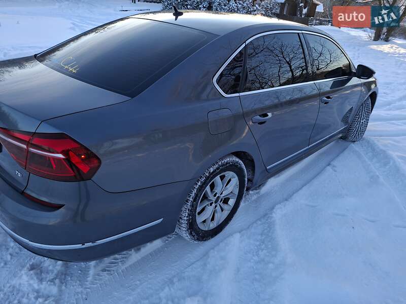 Седан Volkswagen Passat 2017 в Ромнах