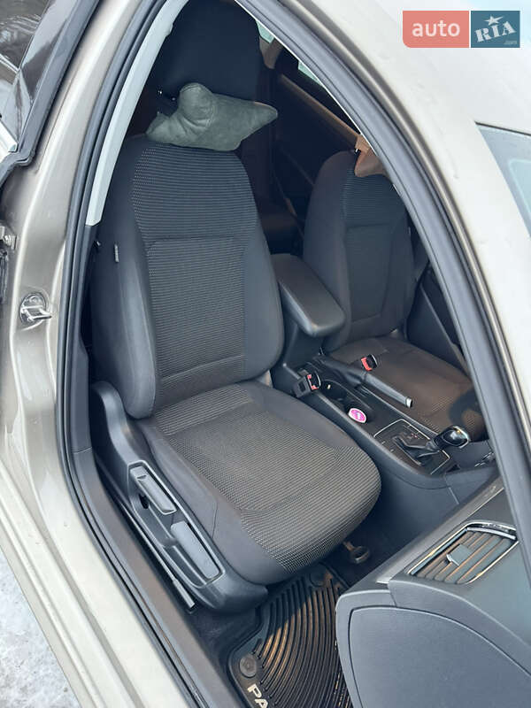 Седан Volkswagen Passat 2015 в Києві