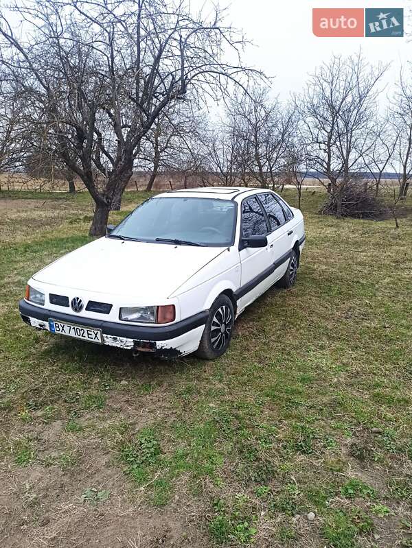 Седан Volkswagen Passat 1989 в Новій Ушиці