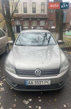 Седан Volkswagen Passat 2012 в Киеве