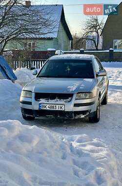 Седан Volkswagen Passat 2001 в Рокитному