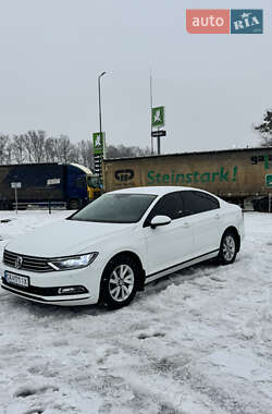 Седан Volkswagen Passat 2015 в Києві
