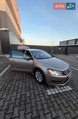 Седан Volkswagen Passat 2014 в Ивано-Франковске