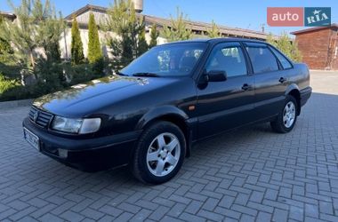 Седан Volkswagen Passat 1995 в Золочеві