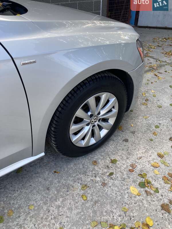 Седан Volkswagen Passat 2014 в Днепре