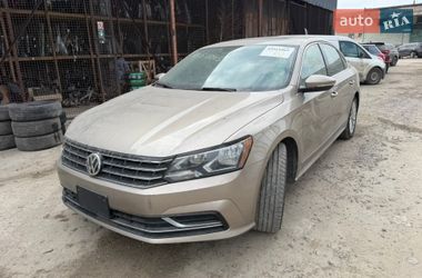 Седан Volkswagen Passat 2015 в Ровно