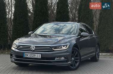 Седан Volkswagen Passat 2016 в Ровно