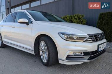 Седан Volkswagen Passat 2015 в Ровно
