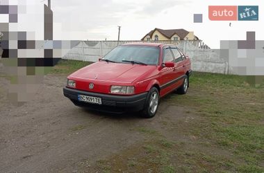 Седан Volkswagen Passat 1993 в Дубно