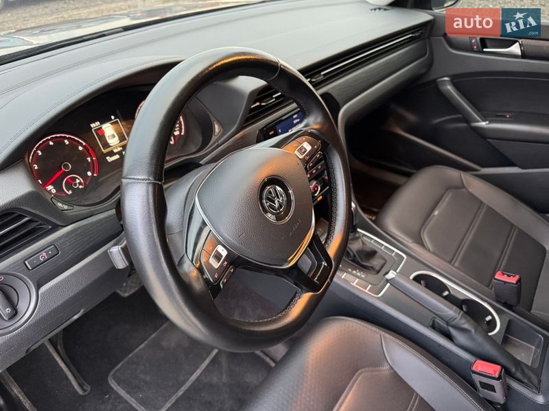 Седан Volkswagen Passat 2019 в Луцке