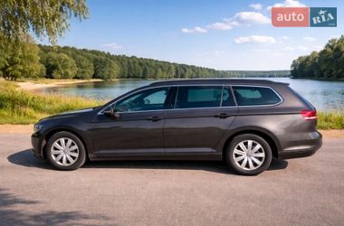 Універсал Volkswagen Passat 2017 в Житомирі