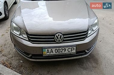 Седан Volkswagen Passat 2011 в Києві