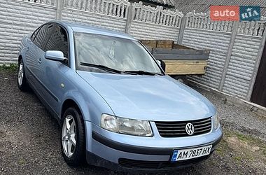 Седан Volkswagen Passat 1999 в Звягеле
