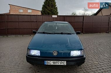 Седан Volkswagen Passat 1993 в Сокале