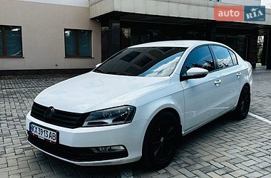 Седан Volkswagen Passat 2011 в Харкові