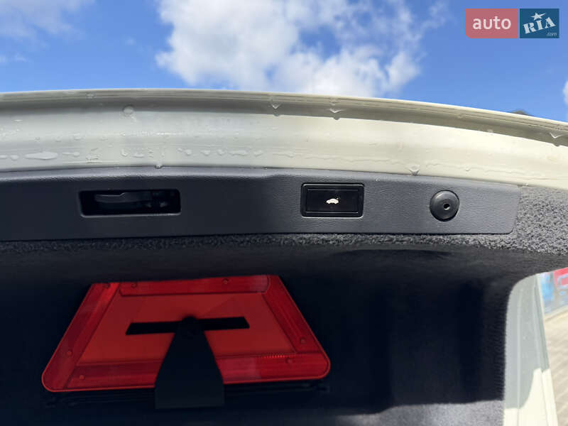 Седан Volkswagen Phaeton 2013 в Львові