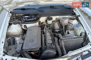 Хэтчбек Volkswagen Pointer 2004 в 
