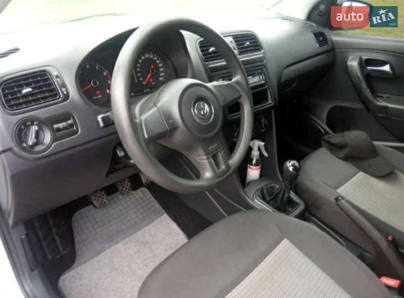 Седан Volkswagen Polo 2013 в Старій Вижівці